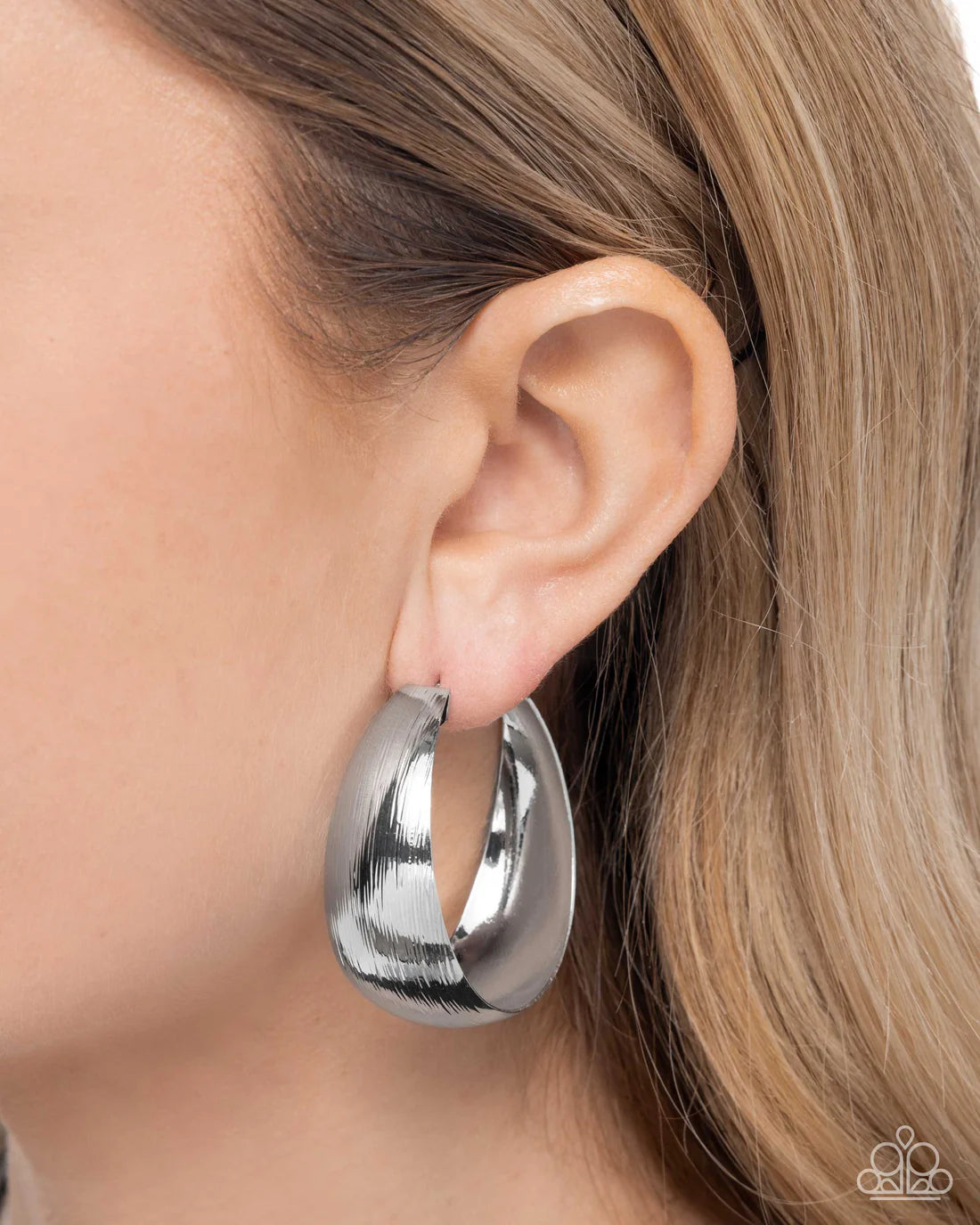 Subtle Sheen - Silver ♥ Earrings