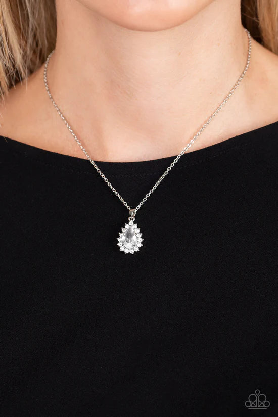 A Guiding SOCIALITE - White ♥ Necklace